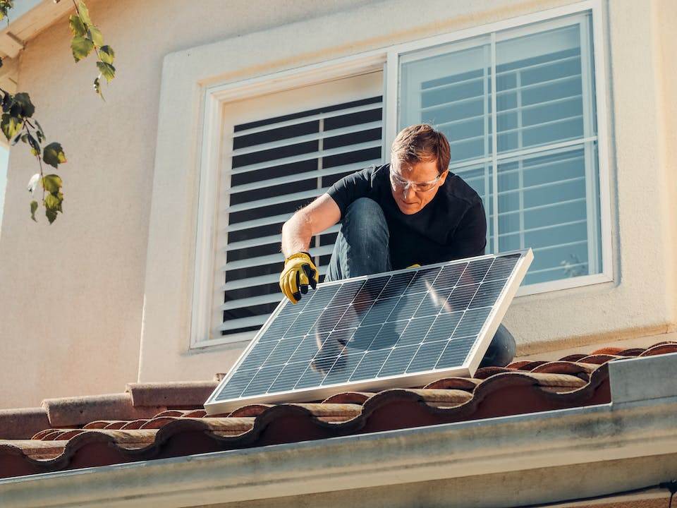 Crește-ți autonomia energetică folosind panouri solare: Sfaturi practice